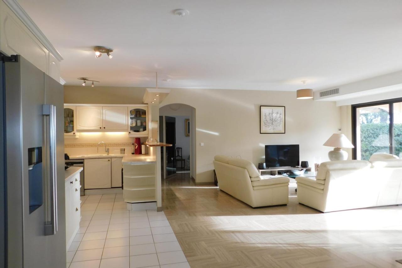 Air-Conditioned 4-Room "Marine Villeneuve" Flat With Pool And Parking Exterior foto